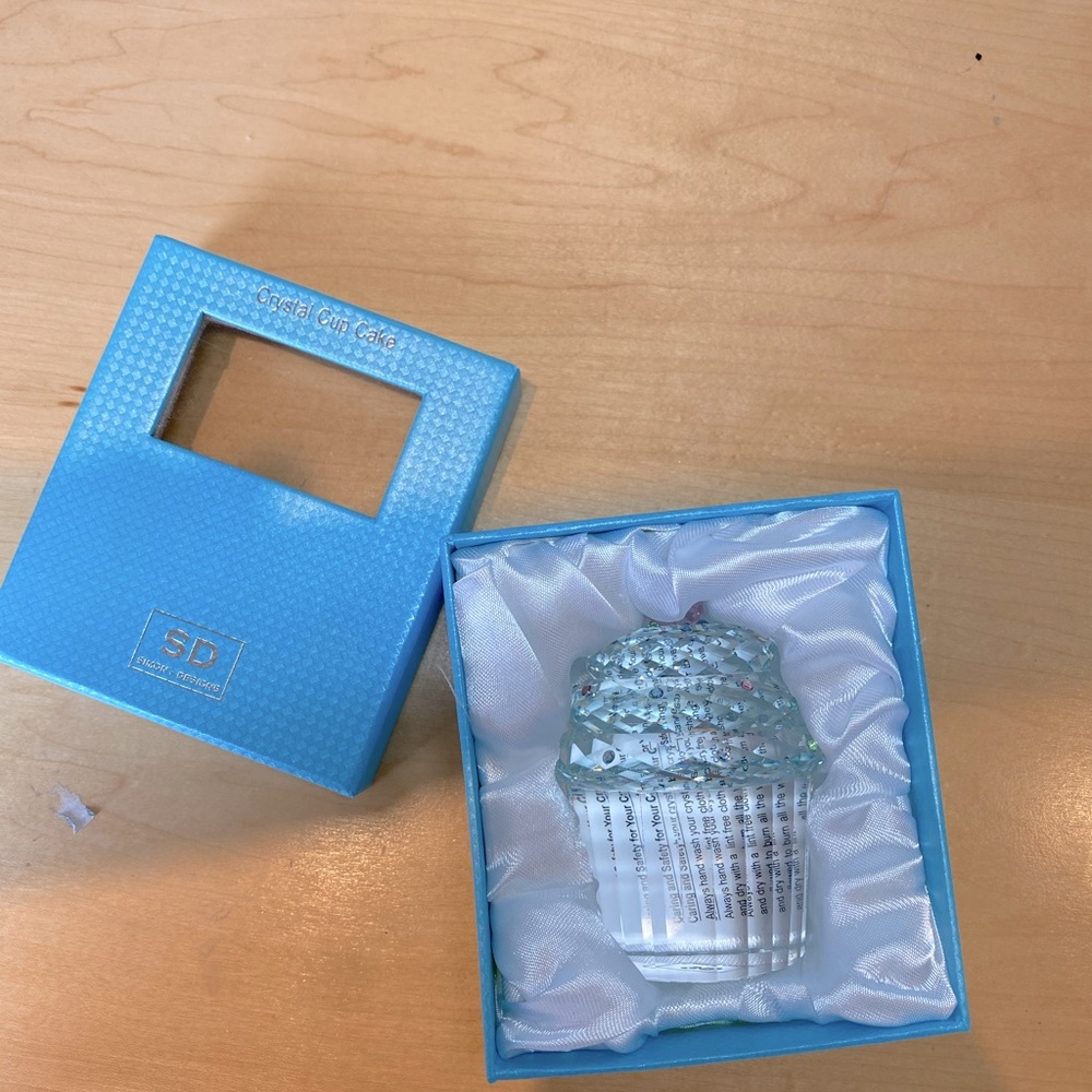 Simon + Design Crystal Cupcake - Picture 2 of 2